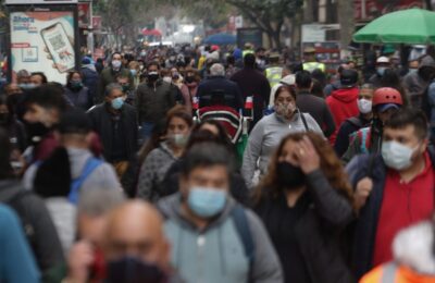 Tasa de desempleo cae a un 12,4% pero sigue sobre el promedio histórico