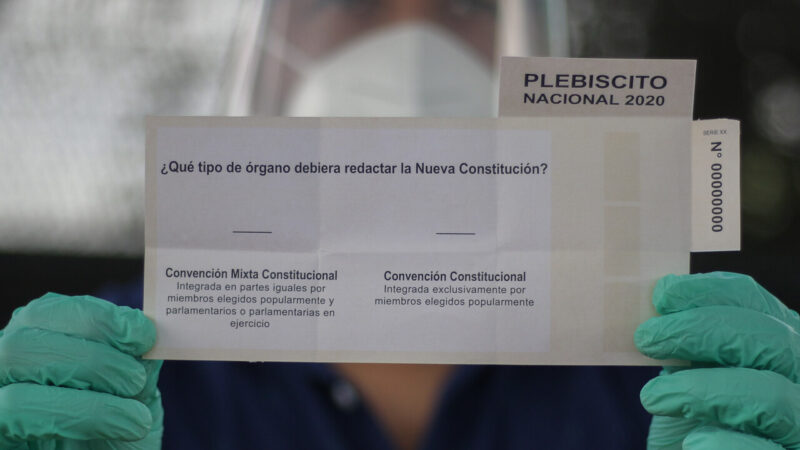 Comunas con más casos activos de Covid-19 registraron altas cifras de abstención