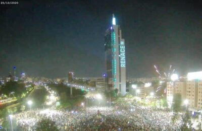 Masivo grupo de manifestantes permanece en Plaza Baquedano tras triunfo del Apruebo