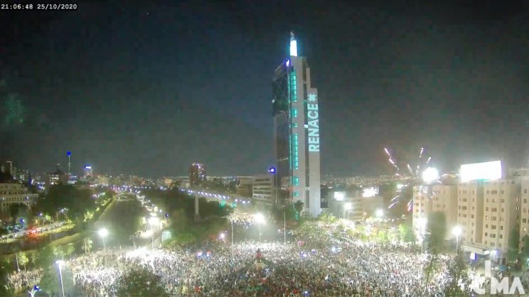 Masivo grupo de manifestantes permanece en Plaza Baquedano tras triunfo del Apruebo