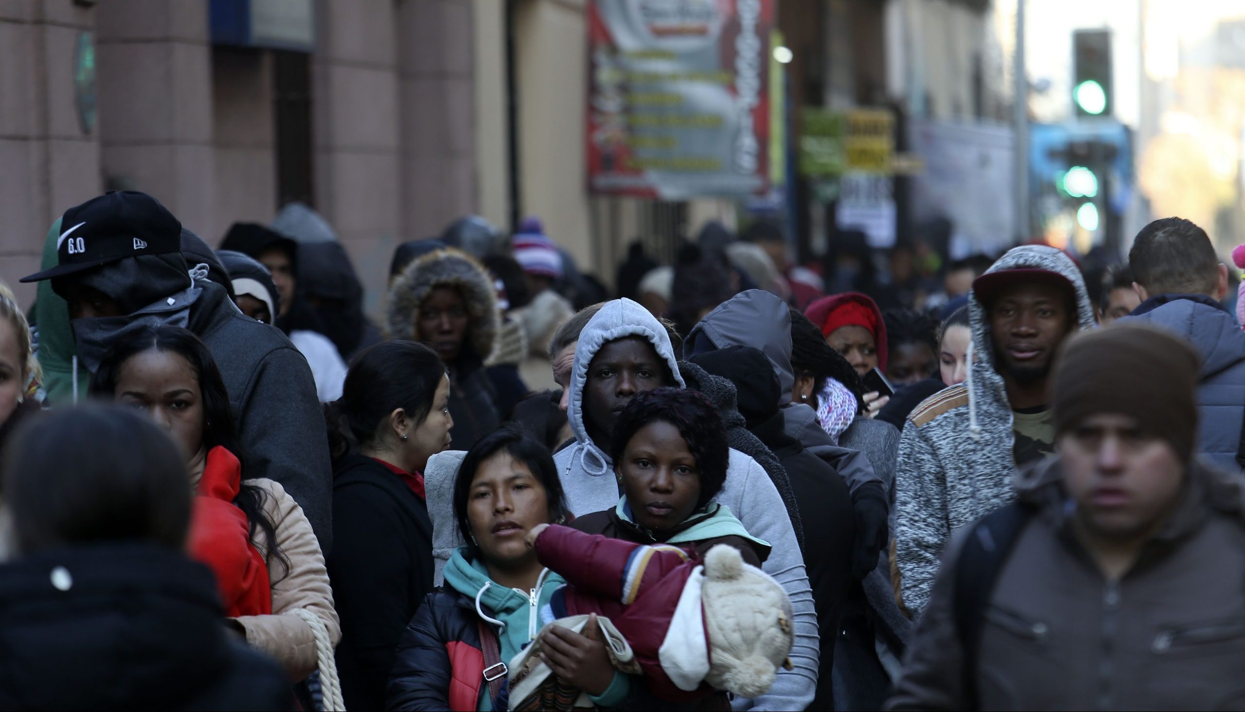 Serie especial inmigrantes (II): Más hombres que mujeres, menor escolaridad y discriminación de los haitianos en Chile