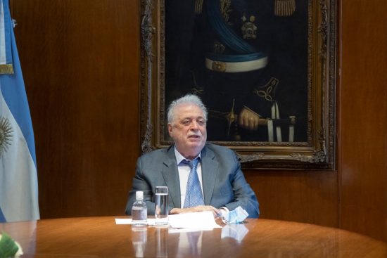“Vacunatorio VIP”: el escándalo que derribó al ministro de Salud argentino y embajador en Chile 8 años