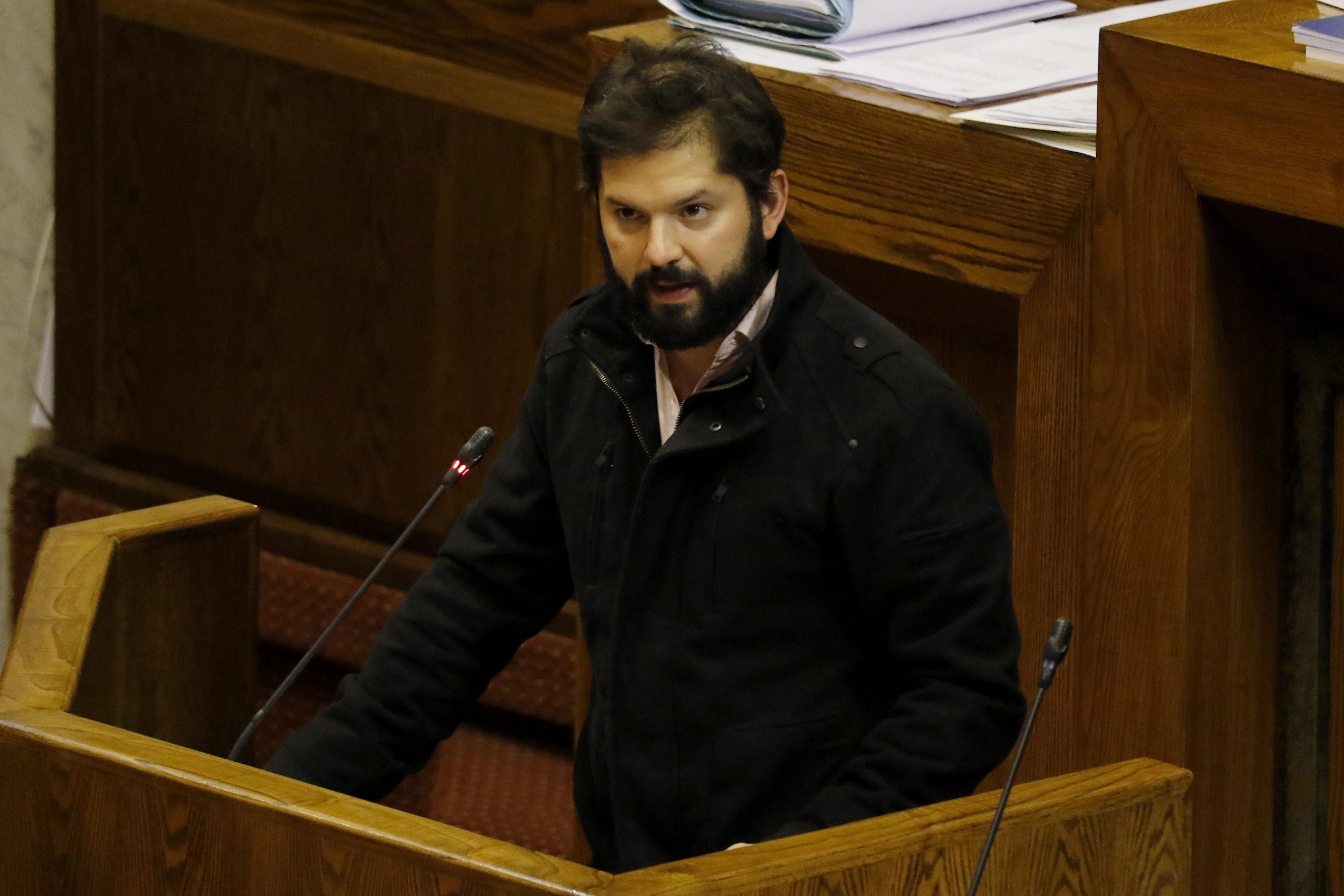 Lo que hay detrás de la apuesta del FA de que candidatura de Boric se diferencie de Jadue con discurso más dialogante