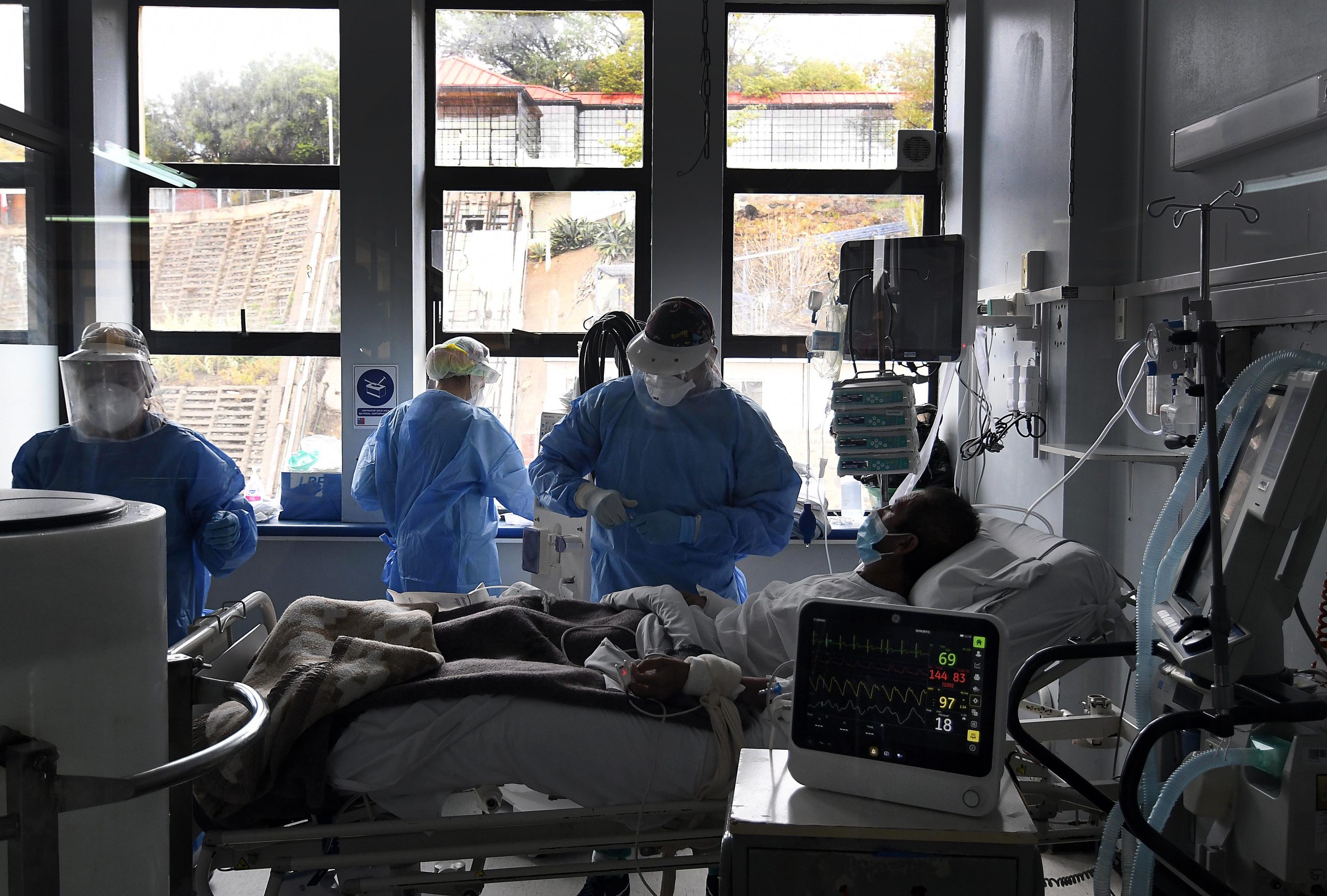Emergencia por Covid: Cerca del 20 por ciento de personal que atiende camas críticas está con licencia médica