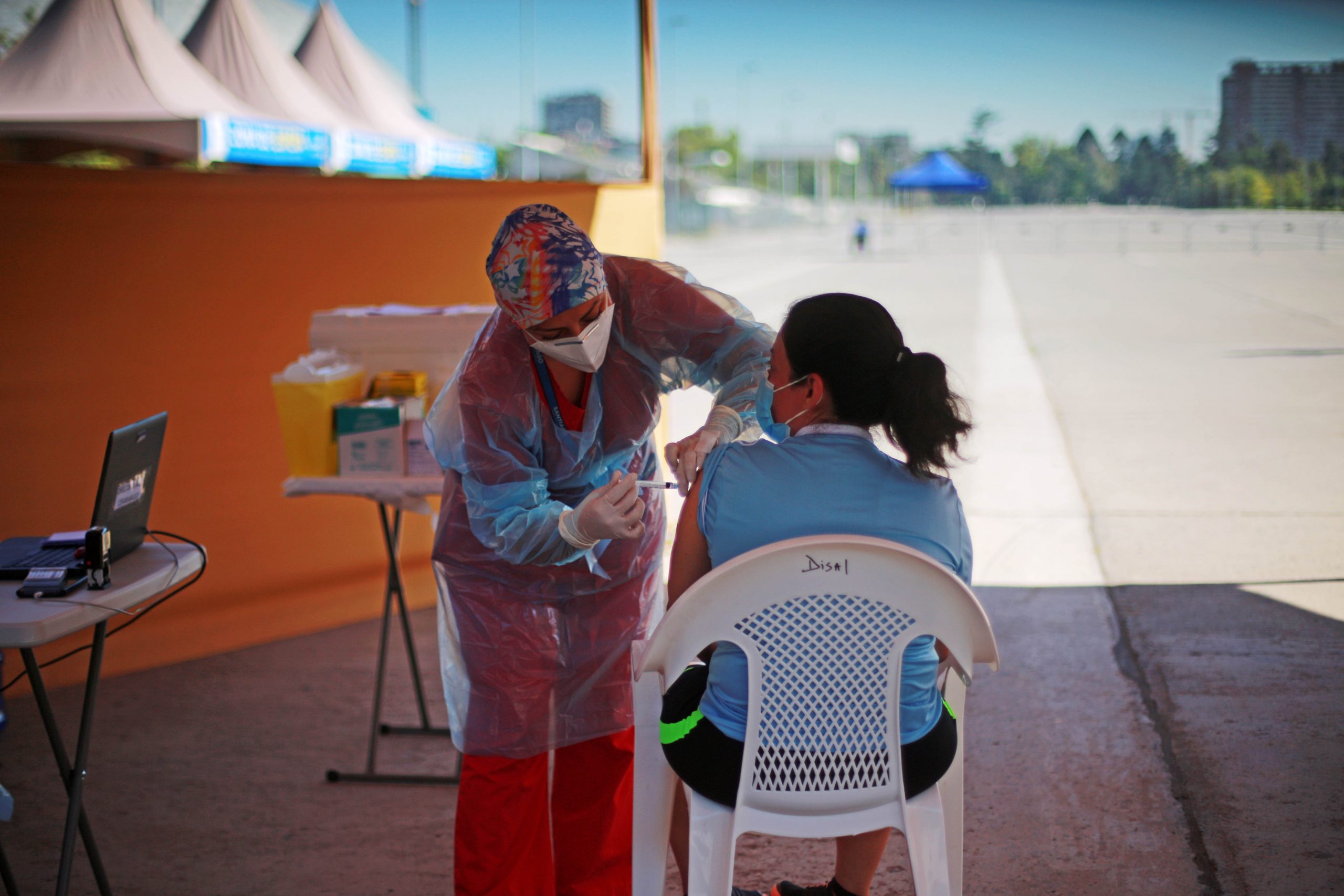 Ranking Covid-19: Chile llega al cuarto lugar del mundo en vacunación y mejora en contagios y muertes