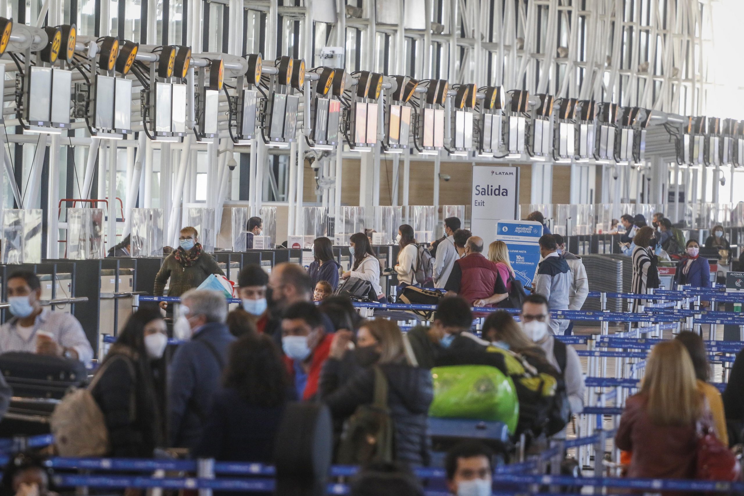 Crisis por Covid: Por qué el Gobierno se resiste a cerrar las fronteras del país (y el ingreso de las temidas cepas extranjeras)