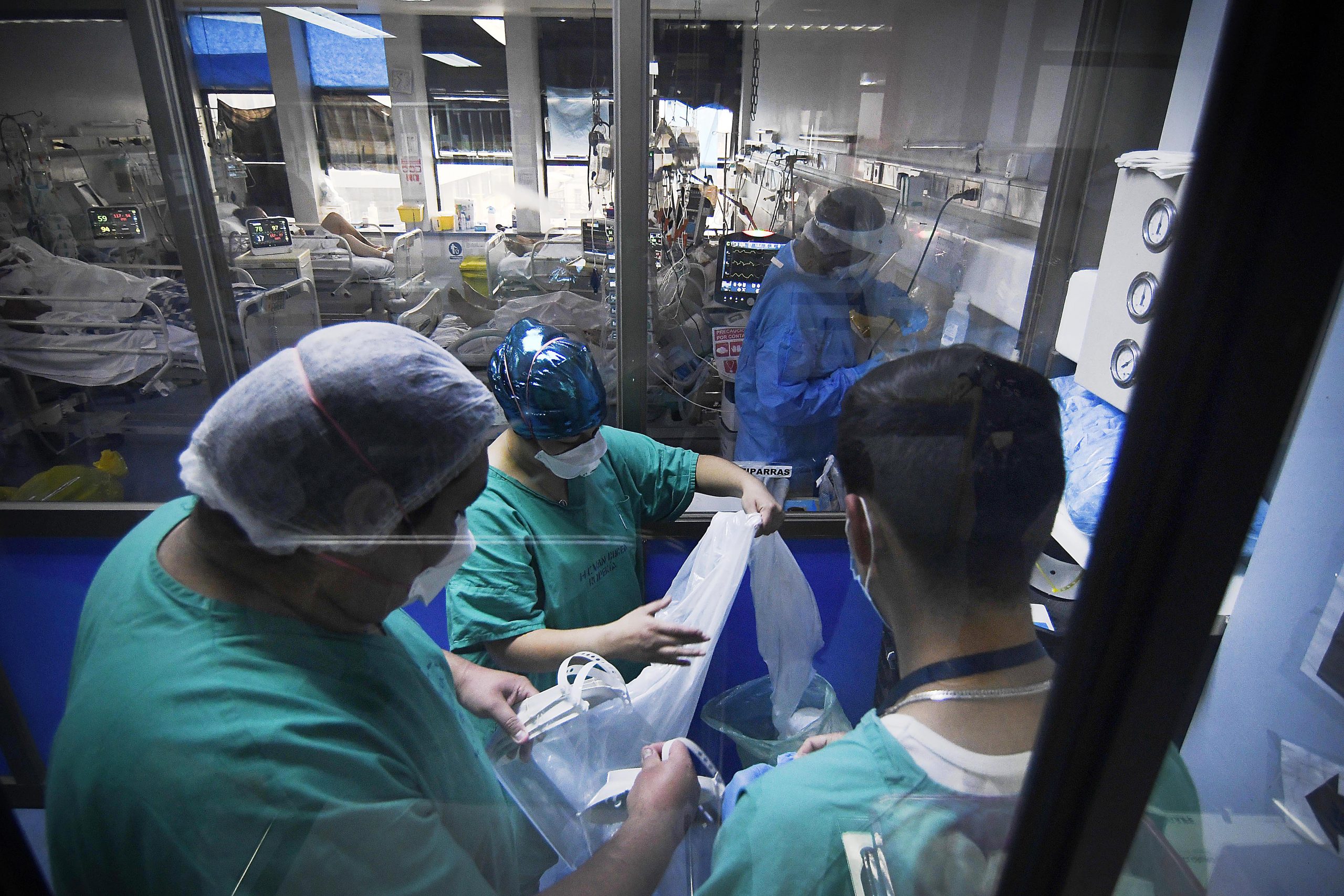 COVID-19: Reporte de la U. de Chile dice que la transmisión del virus se estabiliza en gran parte del país (pero advierte que se necesitan 5.500 UCI)