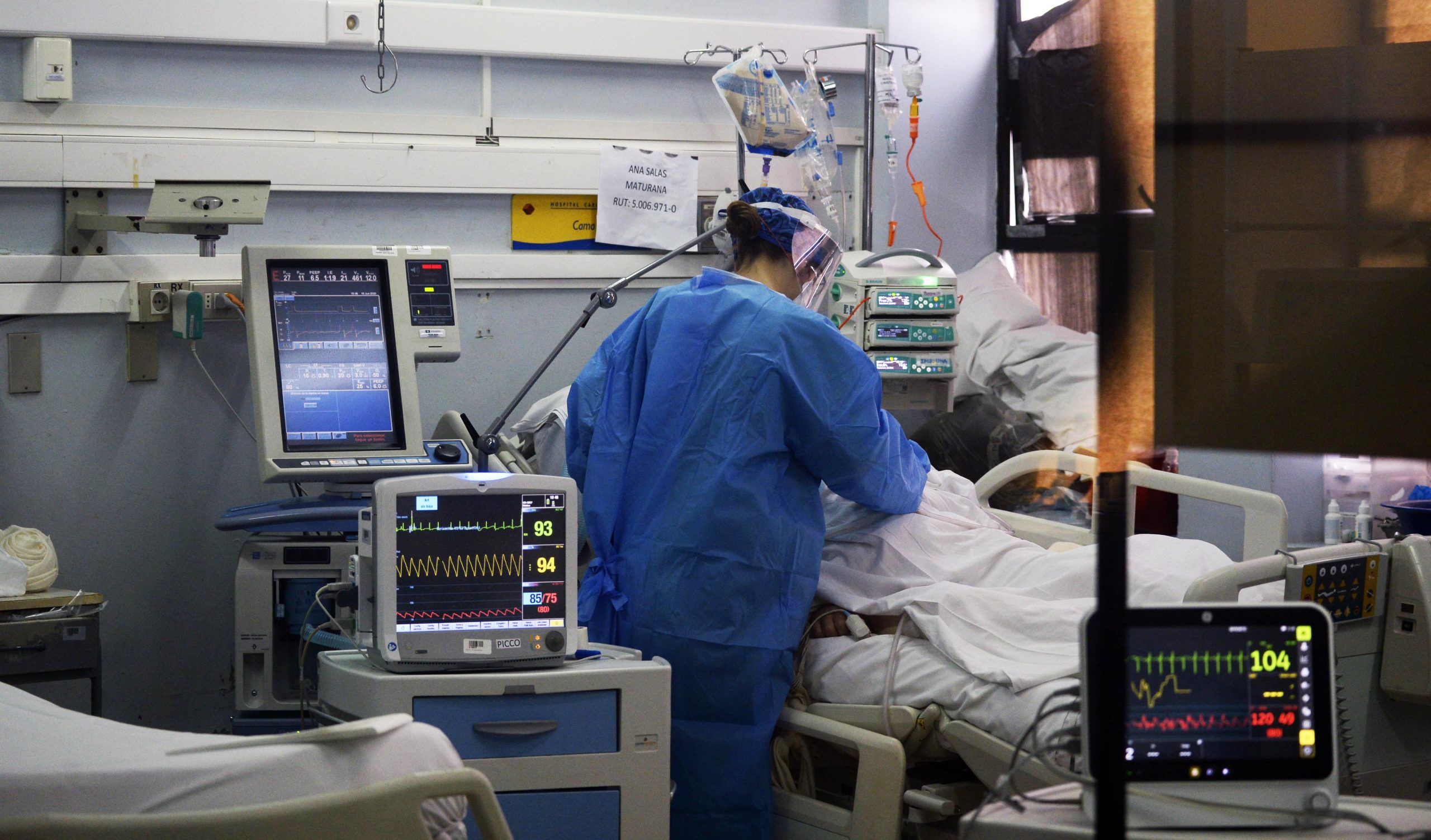 Emergencia por Camas UCI:  plan incluye hospitales exclusivos para Covid, ampliar capacidad de recintos hospitalarios de las FFAA y validar título de enfermeros extranjeros