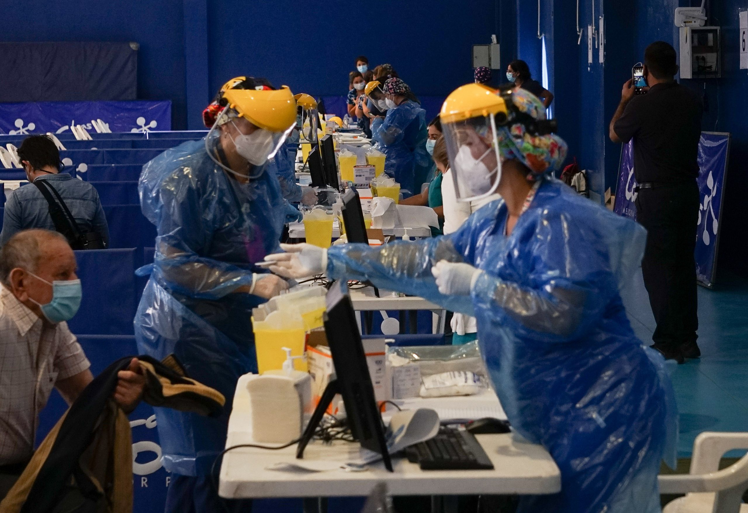Covid: Gobierno tiene pendiente informar cifra de personas que han contraído el virus pese a estar vacunadas