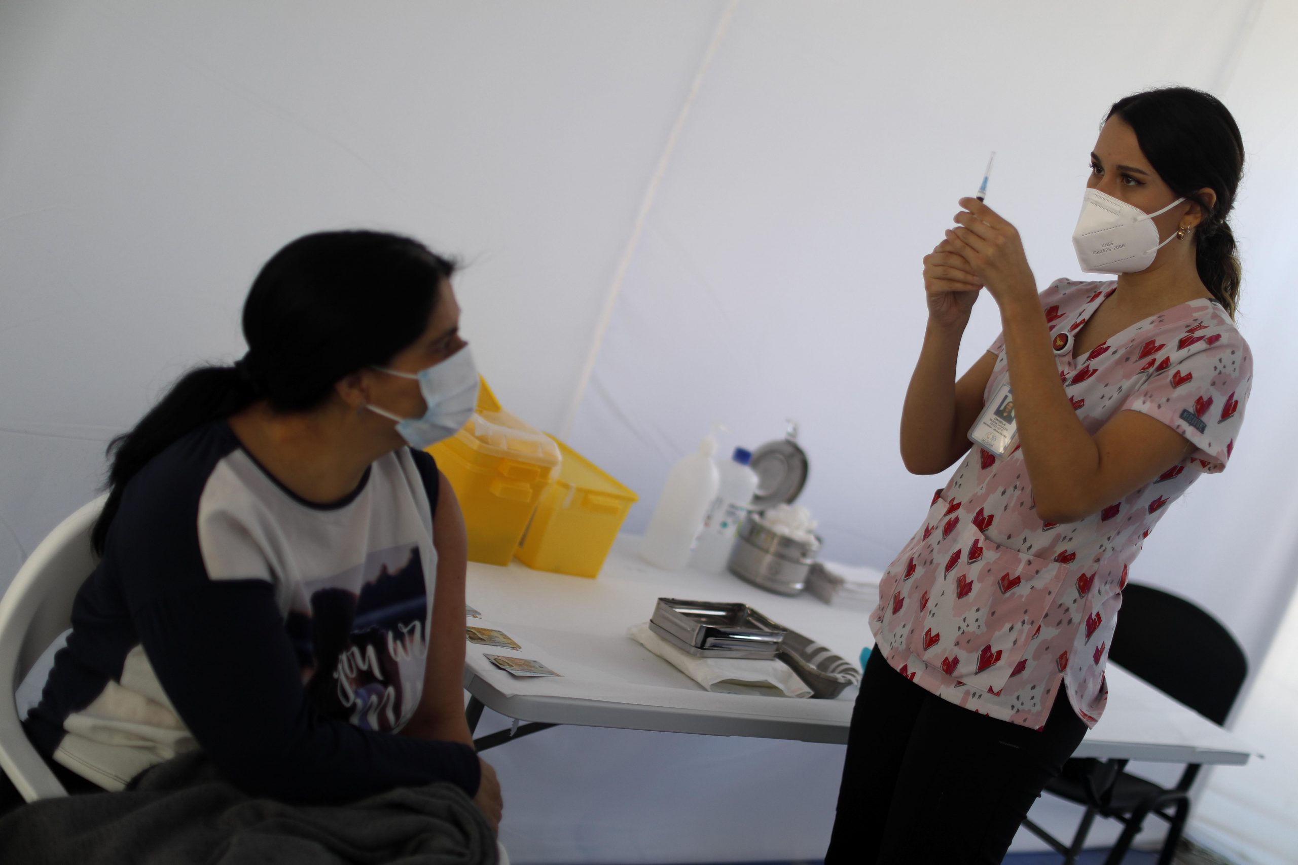 Guerra de las vacunas: Lenta importación de la británica AstraZeneca contrasta con negociación de 5 millones de dosis de las rusas Sputnik
