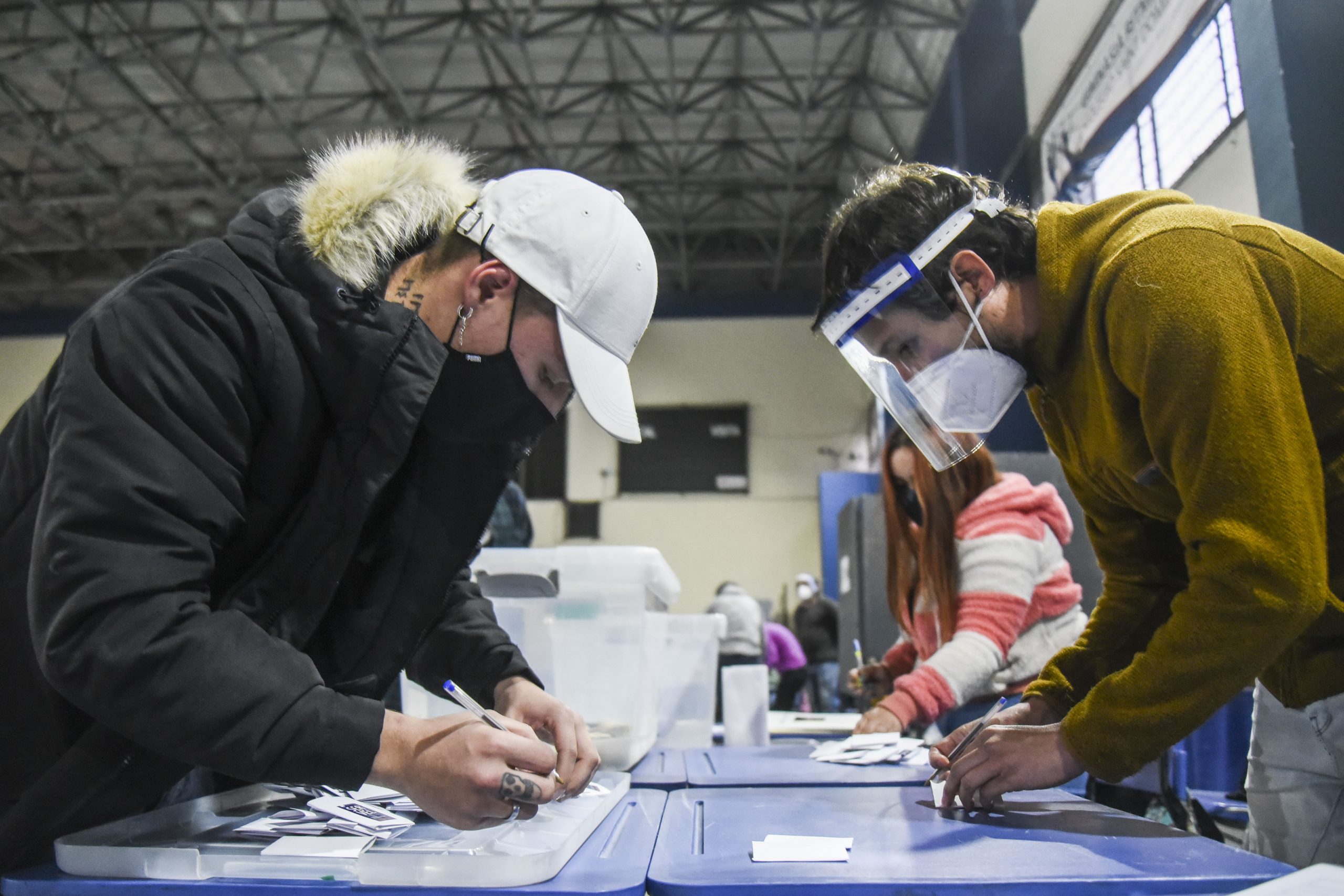 Covid: Las razones que entrega el nuevo reporte de la U. de Chile para garantizar las elecciones de mayo