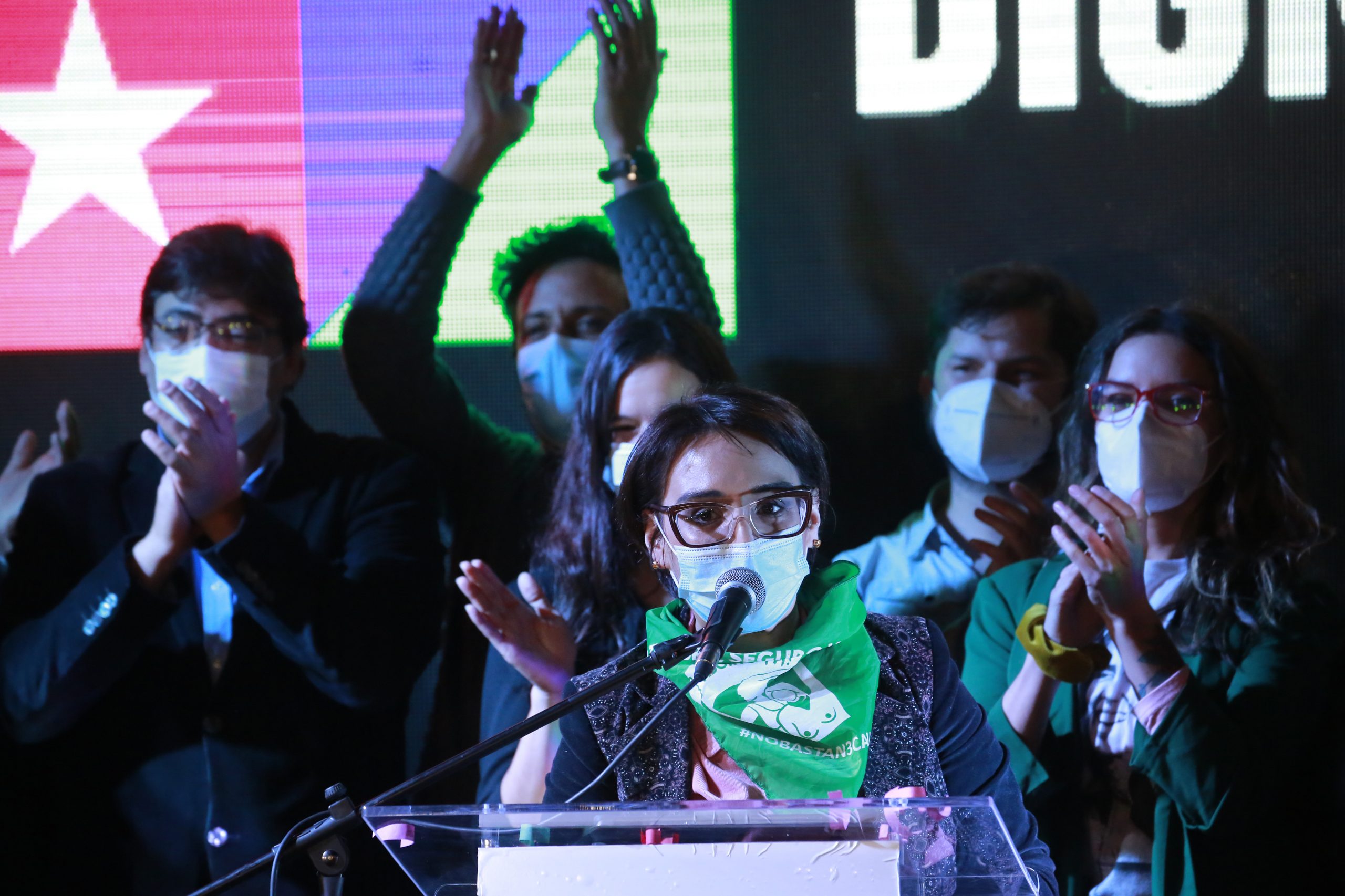 Balotaje en la RM (I): Lo que hay que saber de Karina Oliva y su larga y sobresaltada procesión en la izquierda