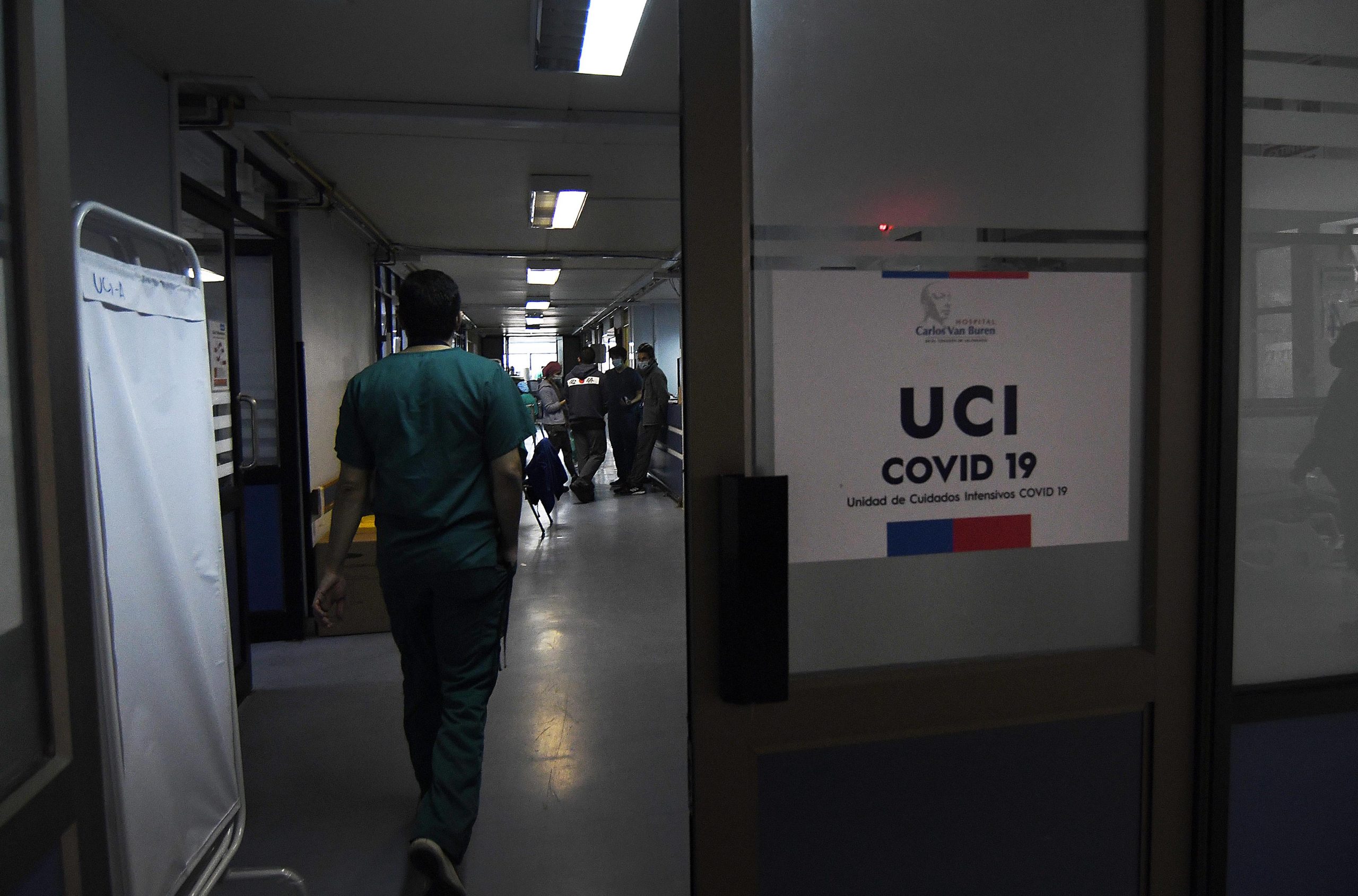 Covid-19: Chile baja de los 7 mil casos tras 4 días, pero las UCI siguen copadas