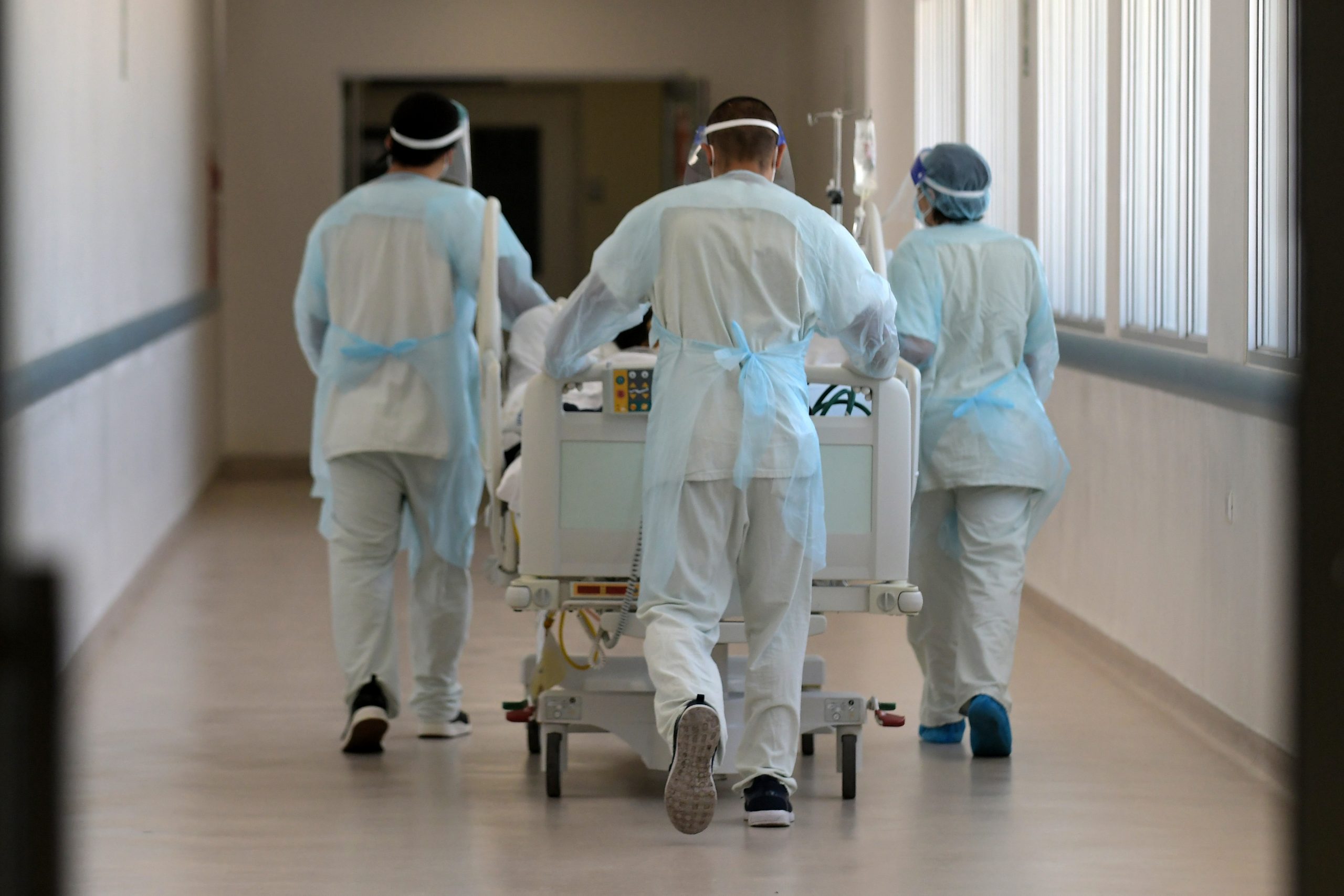 Empeora crisis por el Covid: 7 regiones tienen menos de 5 camas UCI disponibles (y casi un 20 por ciento de pacientes graves recibió ambas dosis)