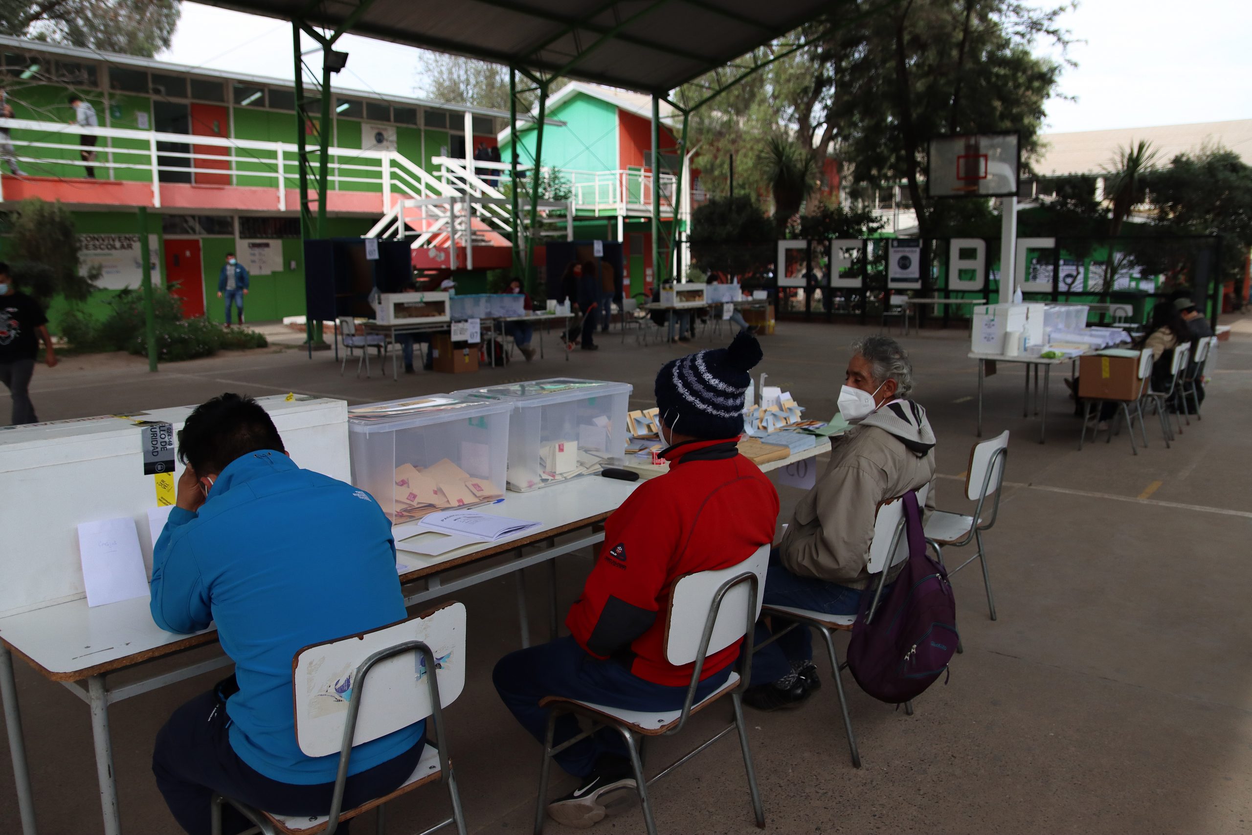 Temor a baja participación ronda la segunda vuelta de gobernadores (y el efecto para Orrego y Oliva)