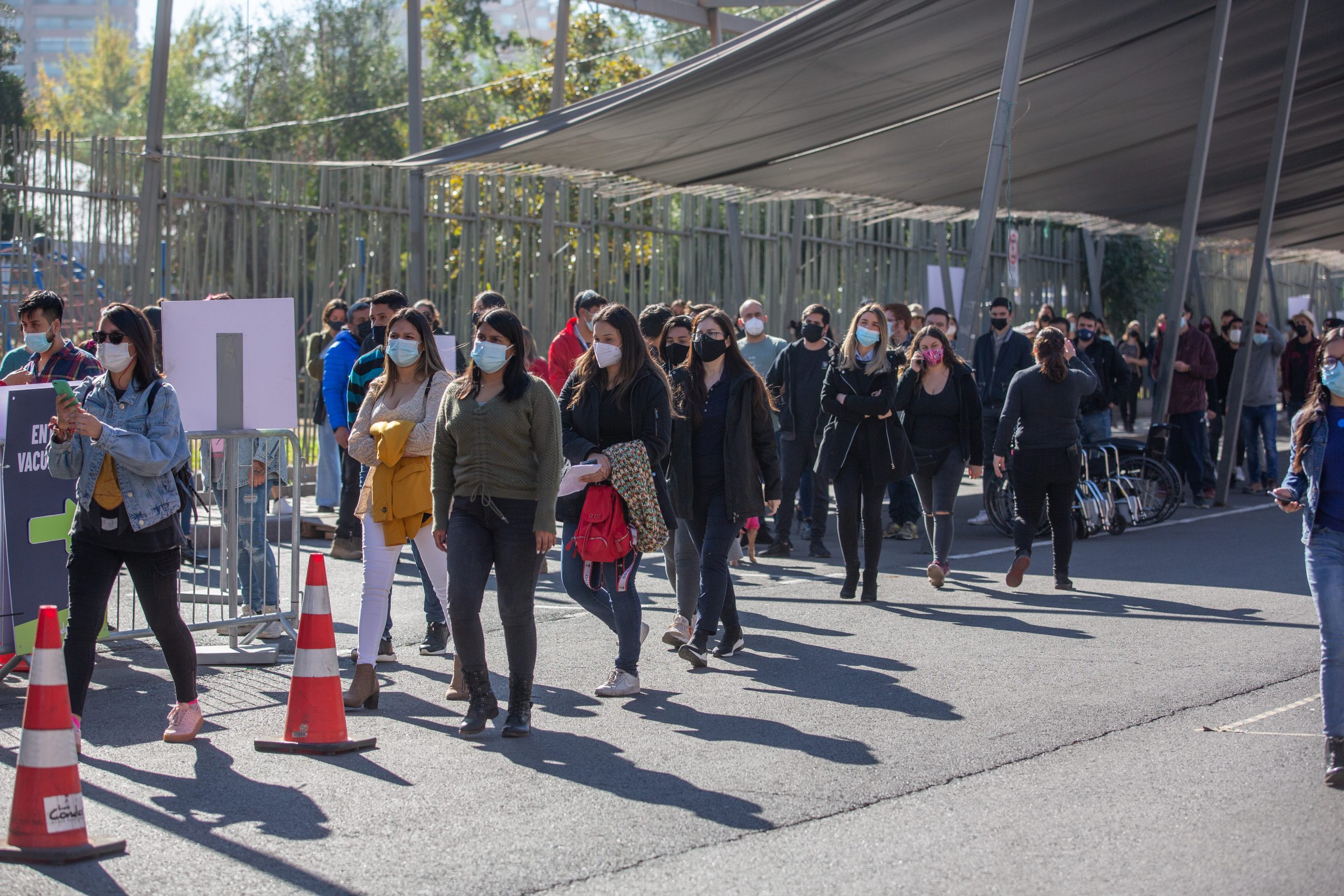 Crisis por Covid: Menores de 40 años lideran la ocupación de camas críticas por primera vez desde el inicio de la pandemia