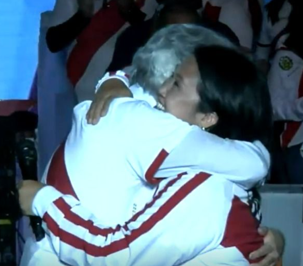 Hijo de Vargas Llosa abraza a Keiko Fujimori en mitin de cierre de campaña: “Ha llegado la hora de la reconciliación”