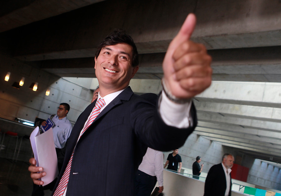 Director de Chile Transparente: “Parisi puede hacer su campaña desde el extranjero y con orden de arraigo vigente. Es bastante inédito”
