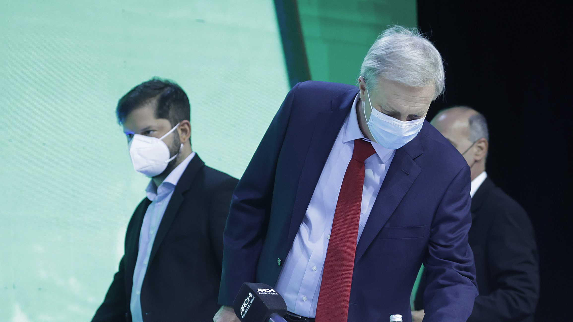 ¿A quién favorece la alta tensión en los debates? Lea aquí los diálogos más duros Kast-Boric en Archi
