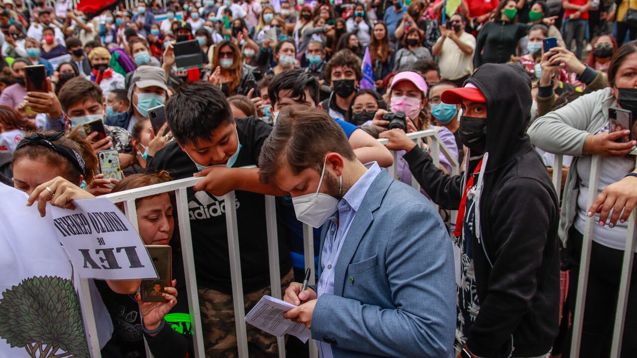 Los ajustes en el estilo y despliegue de campaña de Boric en la recta final