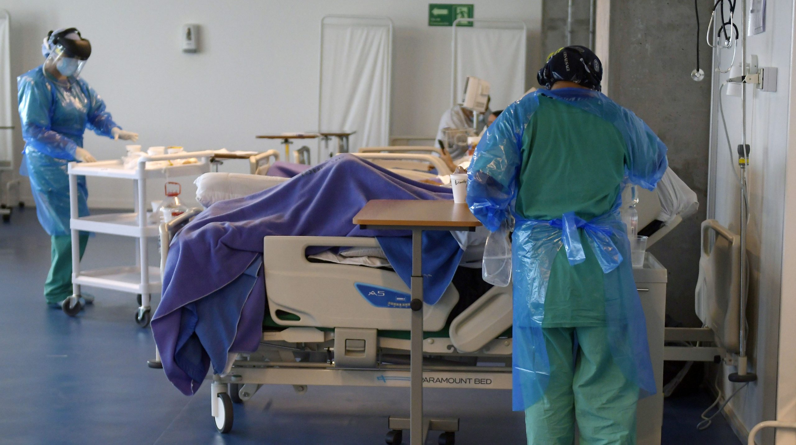 Ómicron: ¿Por qué ha bajado la hospitalización por Covid si los casos están disparados?