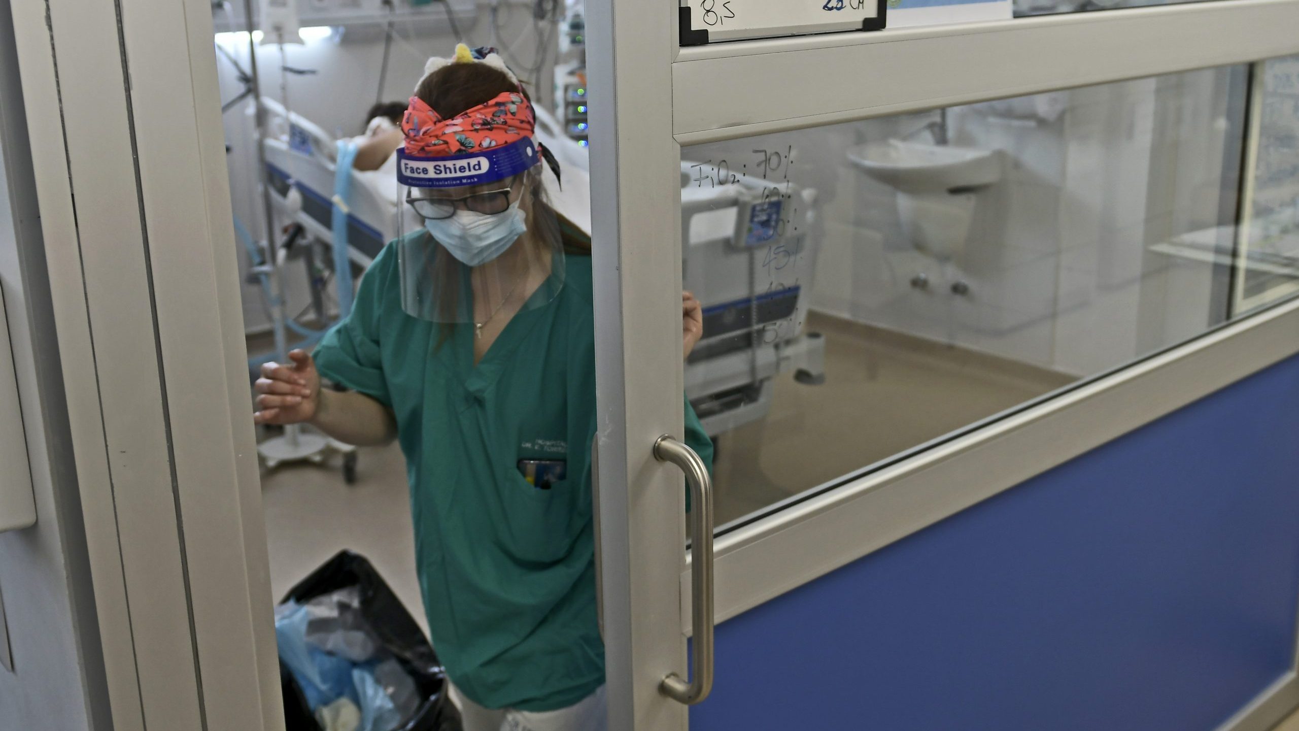 Ómicron: Por qué los casos caen, pero la cifra de muertos y enfermos Covid en UCI llega a nivel del estado de catástrofe