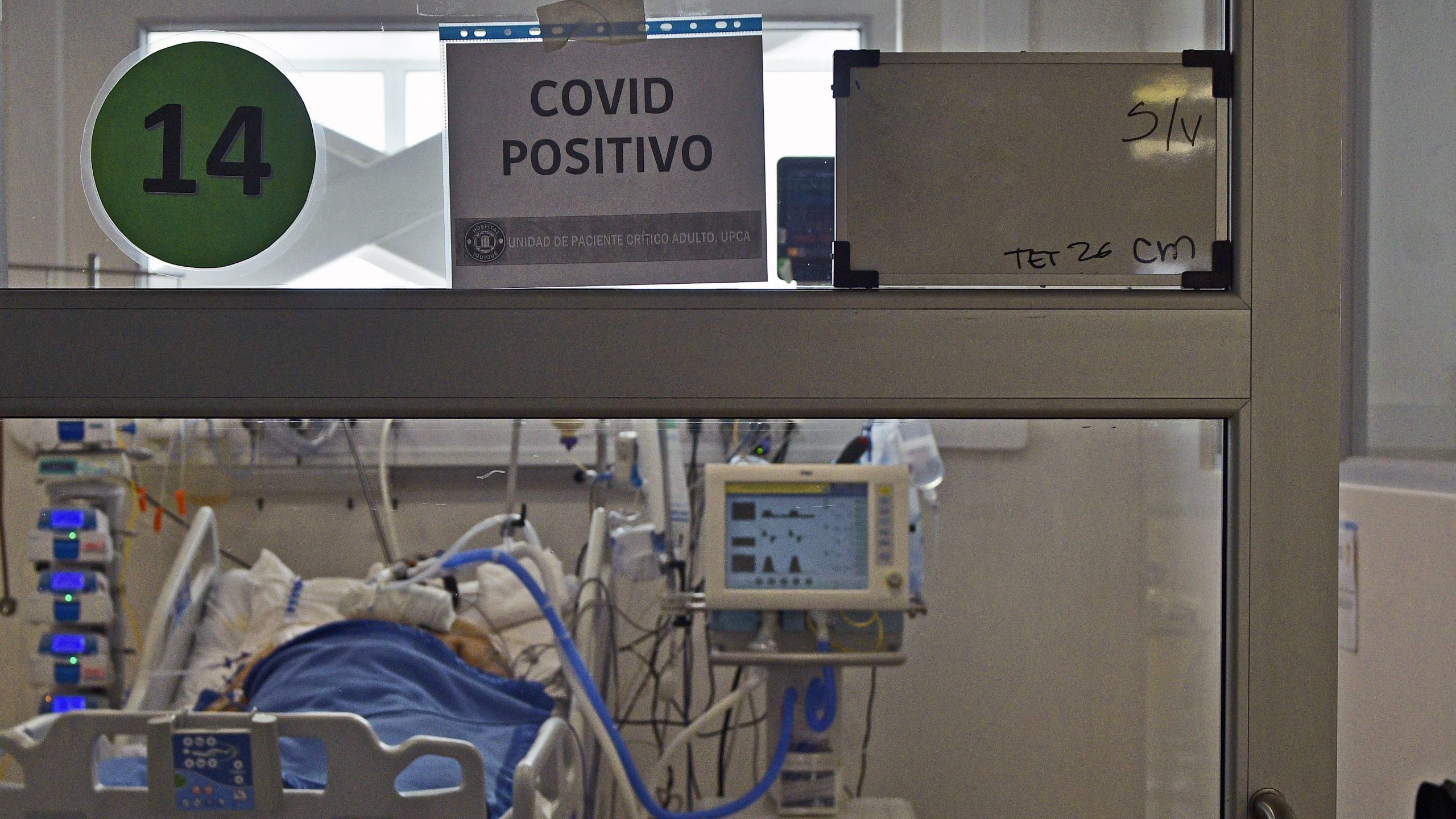 Ómicron: Enfermos en la UCI con Covid-19 se disparan en medio de cifras récord de contagios diarios
