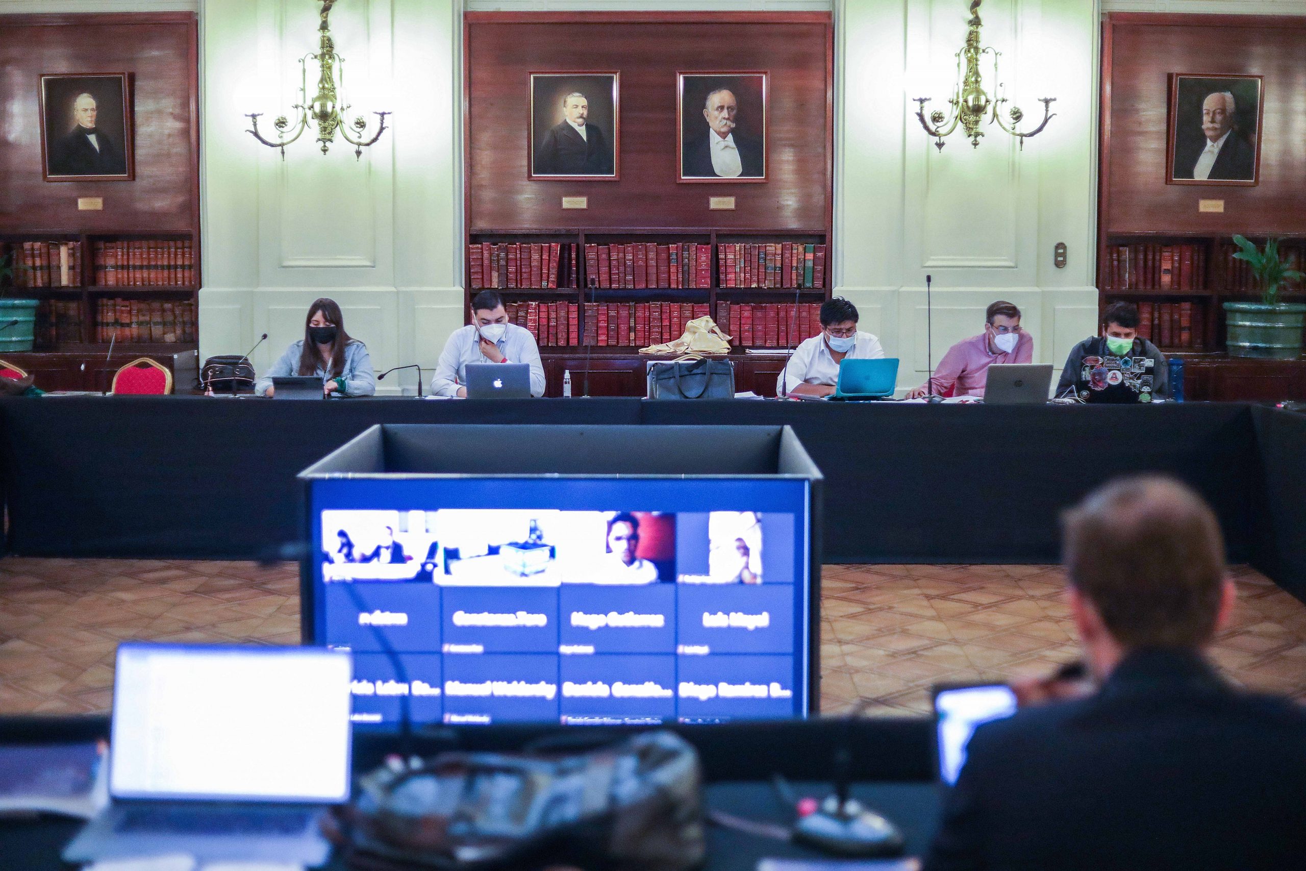 Convención: La propuesta que apoyó el FA-PC para reemplazar toda la Constitución con firmas ciudadanas