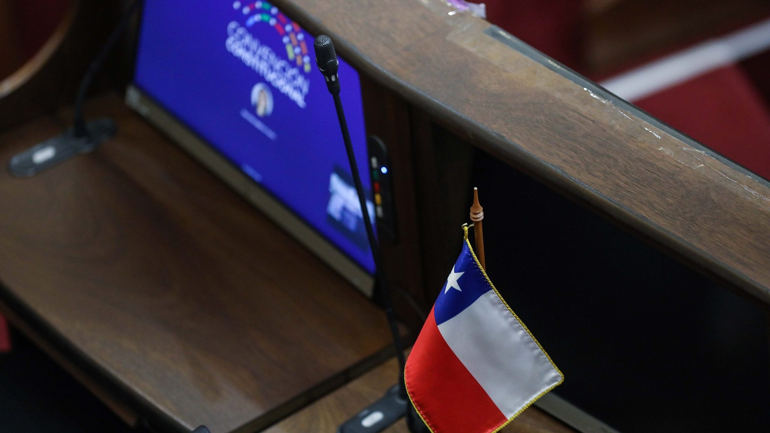 Tercera vía: lo que se baraja en la centroizquierda para abrir alternativas al dilema de aprobar una nueva constitución o volver a la de 1980
