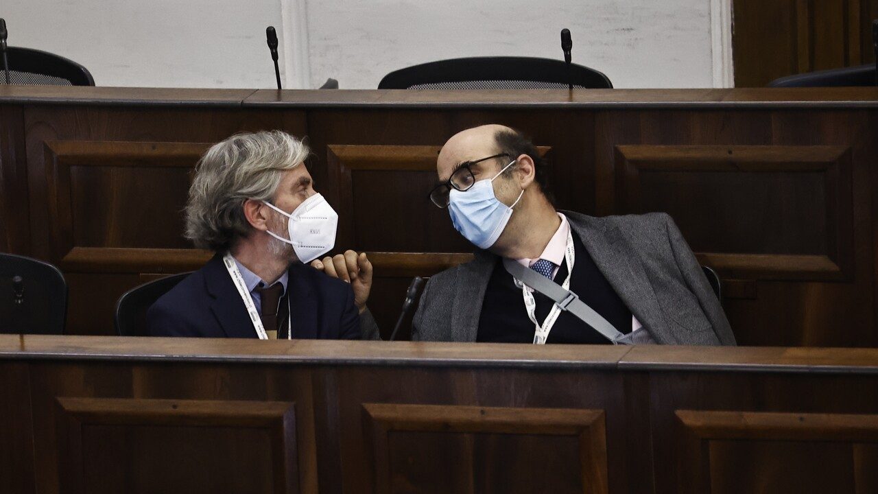 Convención: Las conversaciones del FA y el PC para persistir en polémica norma que da más poder a los diputados