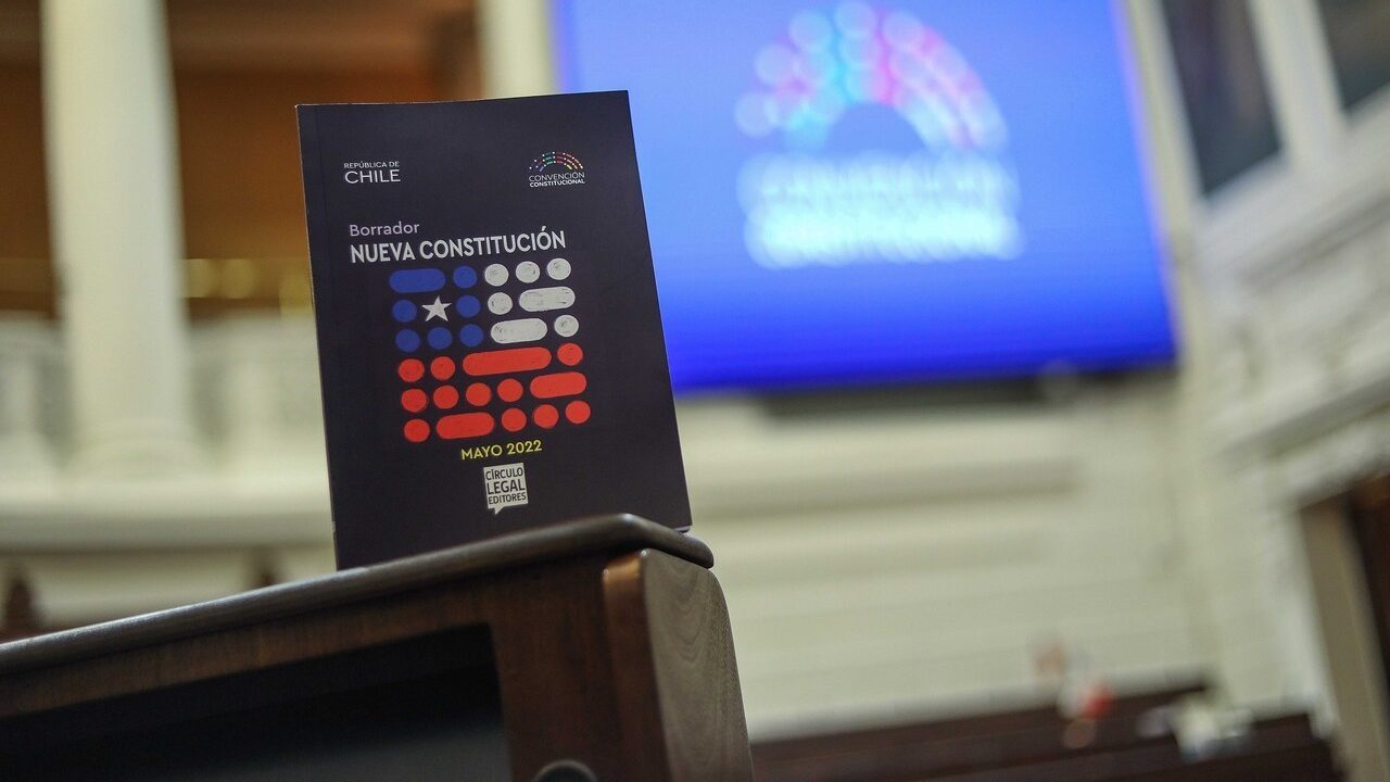 Los 7 abogados externos a la Convención que ayudaron a editar los artículos del borrador y reducirlos para evitar que superen a las de Bolivia y Ecuador