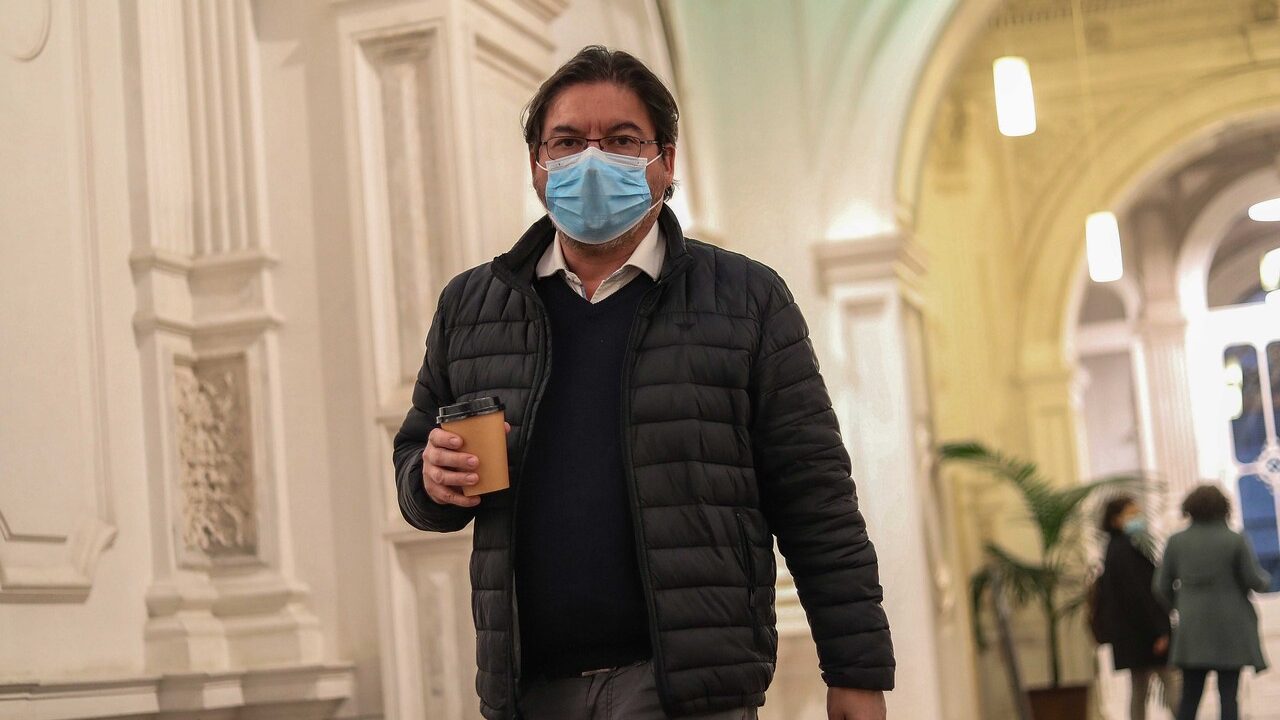 Perfil: Lo que hay que saber de Marcos Barraza (PC), el articulador más influyente en la Convención