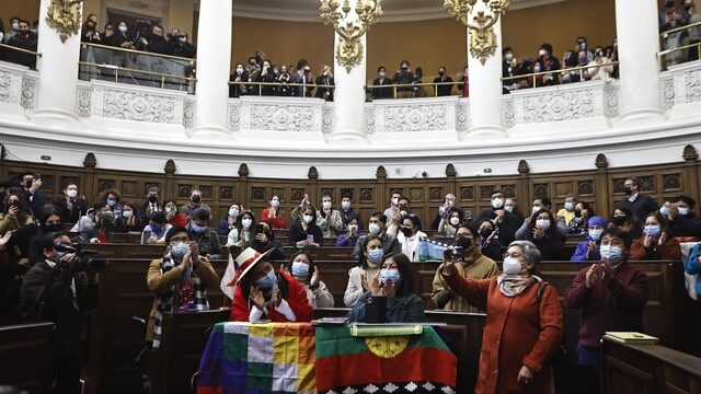 Banderas mapuches, chilenas y gritos de “el pueblo unido avanza sin partidos”: Cómo fue el fin del trabajo de la Convención
