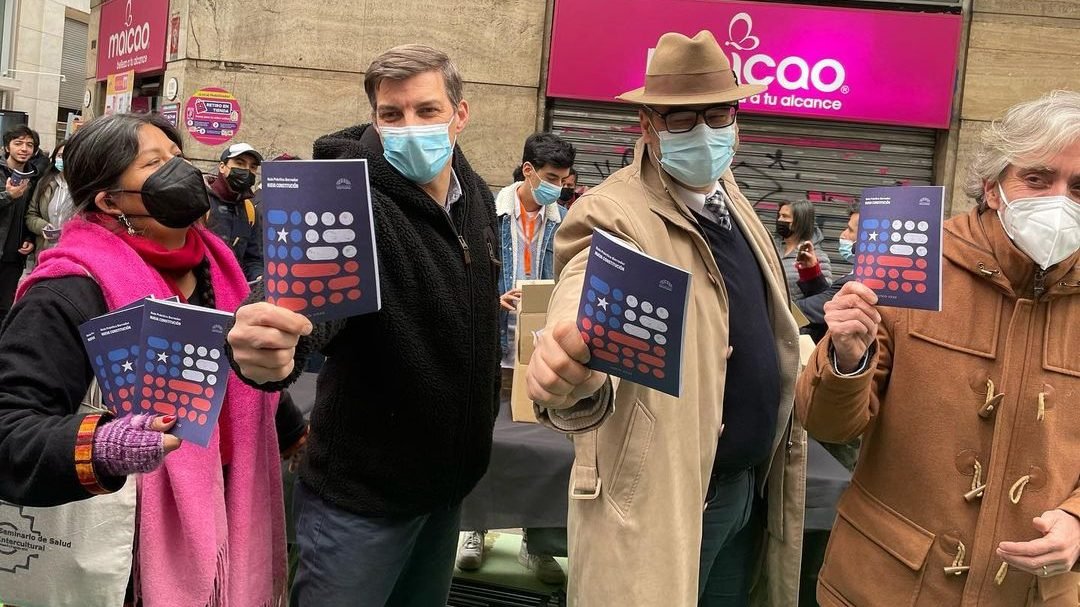 Los convencionales que no bajarán su perfil tras la entrega del texto: El despliegue de Barraza y de Atria (con Baradit) en la campaña del Apruebo