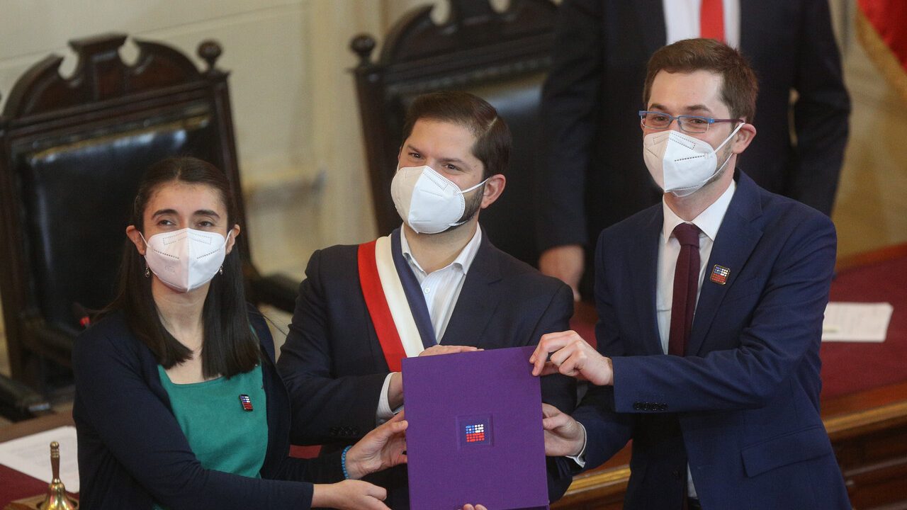 Coalición de Boric: El contraste entre sus votaciones en la Convención y los ajustes que promete al texto constitucional