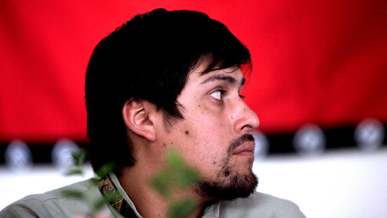 Lo que hay detrás de la diatriba de la CAM contra el historiador mapuche y exasesor de la Convención Fernando Pairican