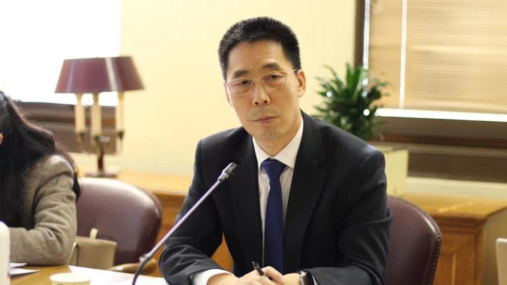 Quién es Niu Qingbao, el poderoso embajador chino y su dura advertencia a La Moneda por sobretasas al acero