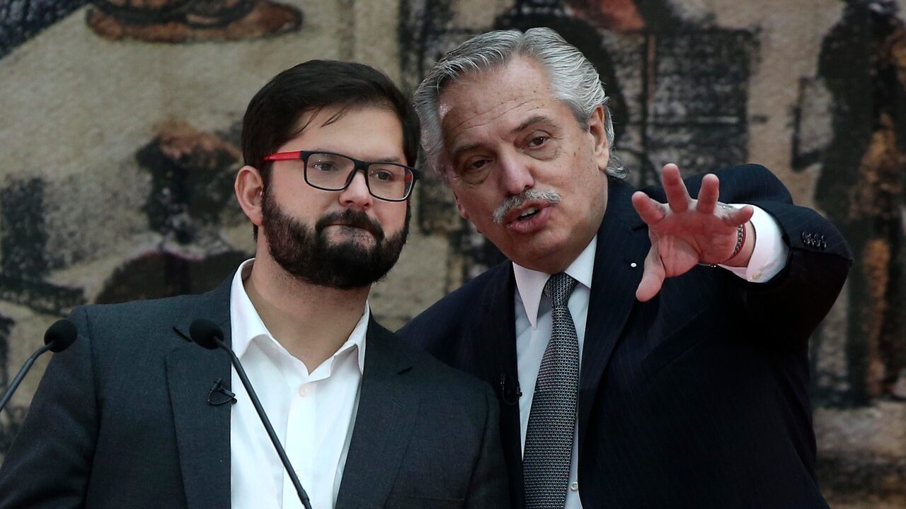 El flanco que el desalojo a una toma mapuche abrió al presidente Fernández en Argentina (y los nexos con Chile)