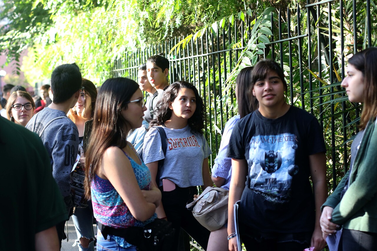 Encuesta revela fuertes cambios en jóvenes chilenos en política, religión y temas sexuales (y el análisis de Pepe Auth)