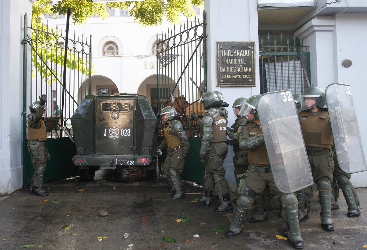 El modus operandi de los encapuchados que arrojaron combustible a la rectora del INBA y el quiebre con parte de los estudiantes