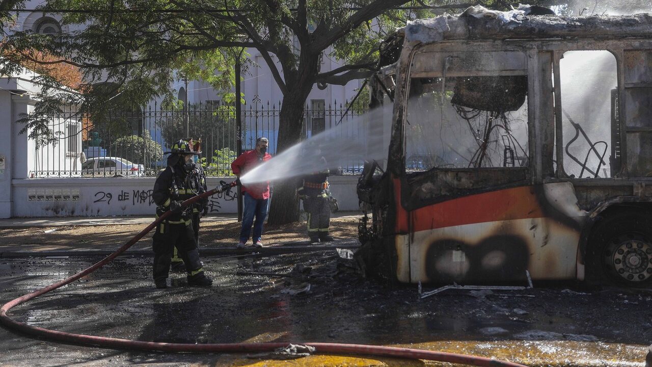 Cómo el incendio en la rectoría del INBA agrava la crisis de violencia en los liceos emblemáticos de Santiago