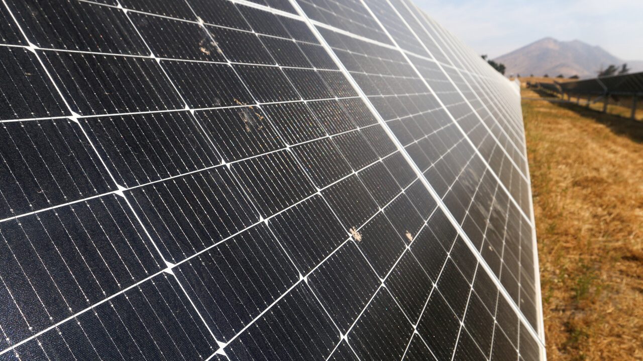 Empresa española presenta proyecto para generar energía solar entre Maipú y Pudahuel