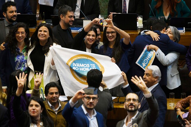 Opción de turnos 4×3 e ingresos diferenciados al trabajo para padres y madres: Qué dice la nueva ley de 40 horas laborales