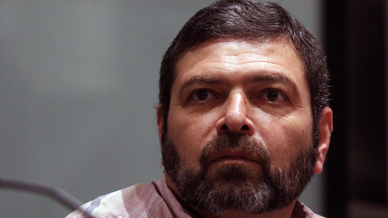 El turbulento regreso a clases en la U. de Chile de Carlos Ruiz, el ideólogo del FA que agredió a su pareja