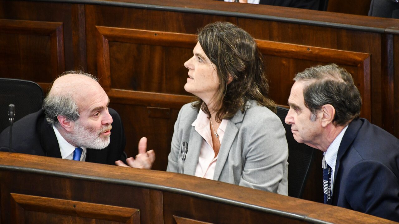 Las primeras conversaciones entre los comisionados expertos para intervenir el texto constitucional en su peor momento en las encuestas