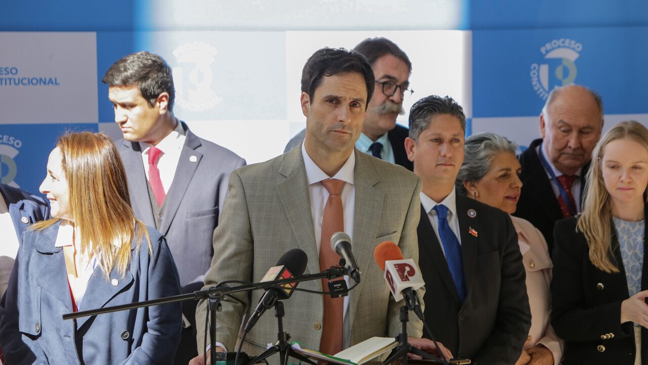 Consejo Constitucional: Chile Vamos evita quiebre con Republicanos al respaldar norma contra el aborto (y la dura advertencia de Kast)