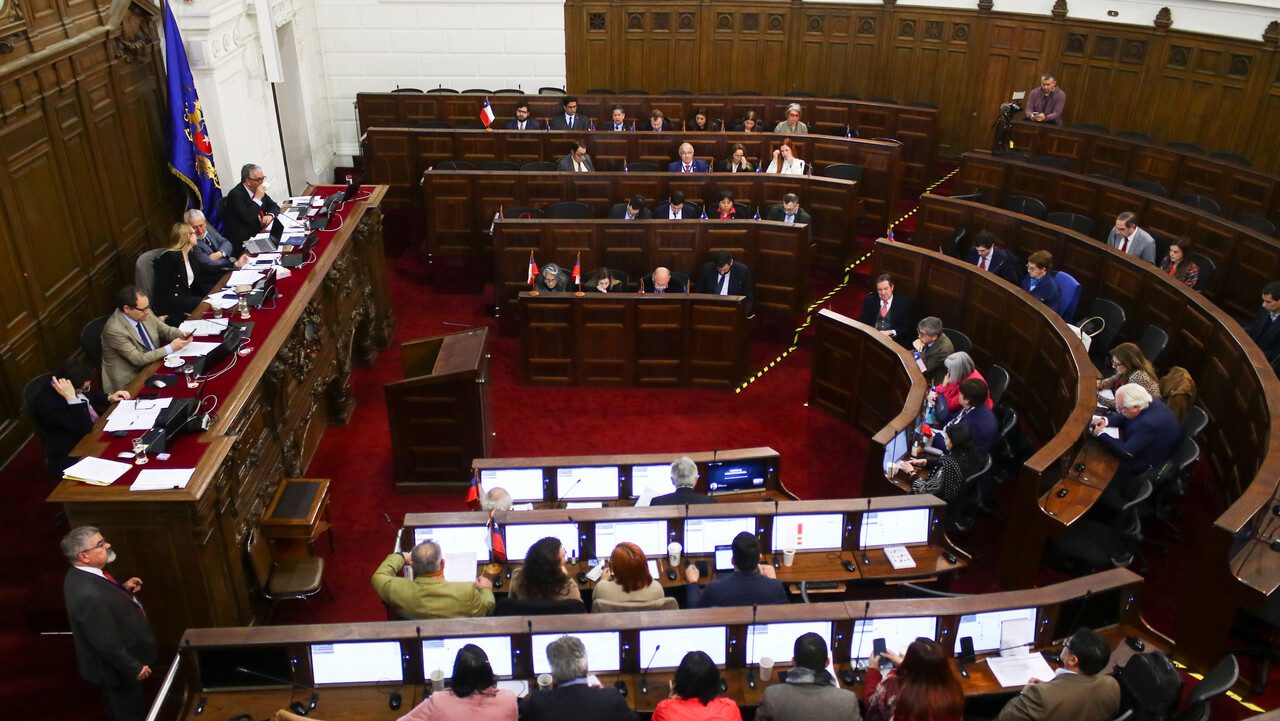 A quién favorece la reducción de diputados y el aumento del quorum aprobado por el Consejo