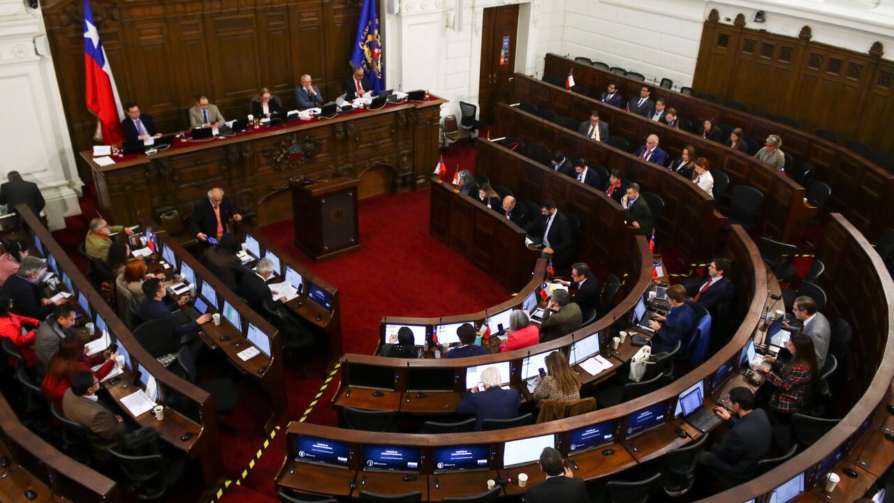 Chile Vamos se desmarca de Republicanos y deja caer norma que subía a 40 años la edad para ser presidente (y el factor Matthei)