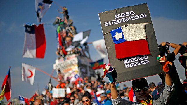 Secuelas del estallido social: amiguismo, complacencia y márketing en la era de los laberintos de humo. Por Kenneth Bunker