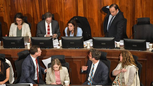 Nueva Constitución: Cómo se cayó la norma para expulsar “en el menor tiempo posible” a los extranjeros que ingresen ilegalmente a Chile